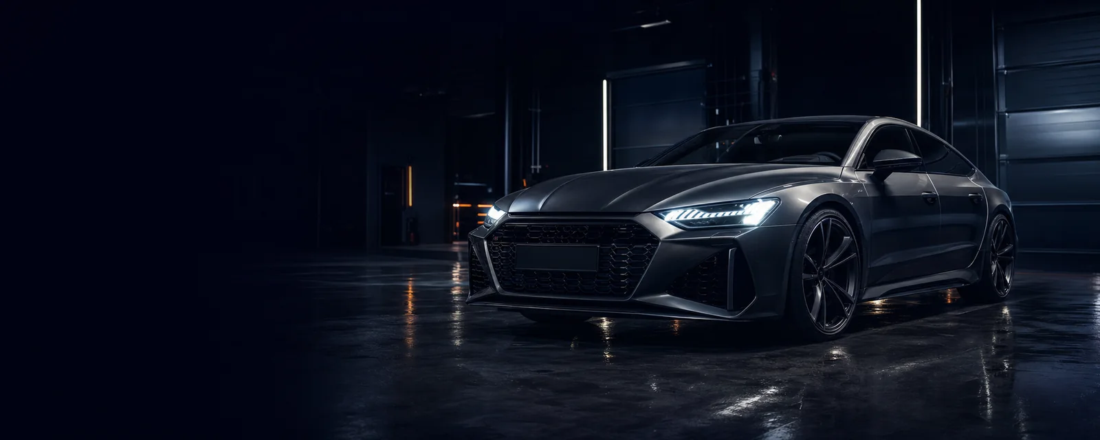 Sportlicher Fastback mit Matrix-LED-Scheinwerfern in einer modernen Automotive-Halle